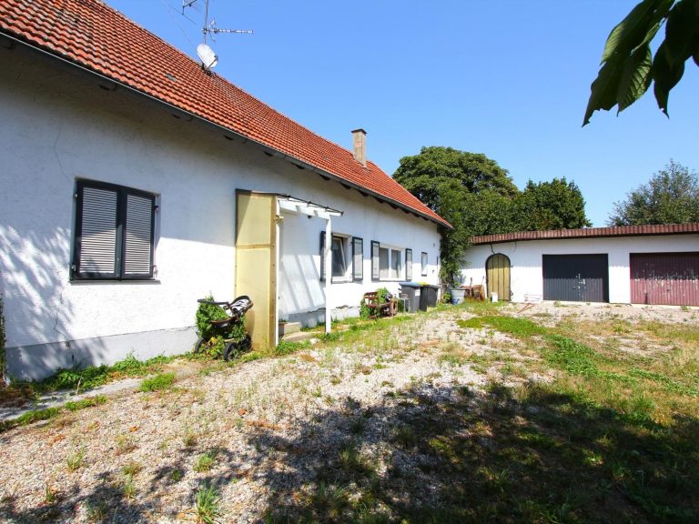 Altbestand mit Doppelgarage Altbestand mit Doppelgarage