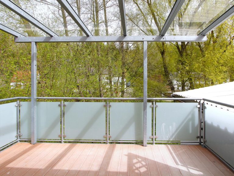 ...auf den überdachten Balkon ...auf den überdachten Balkon