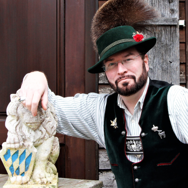 In Anlehnung an die Miesbacher Gebrigs- & Ampertaler Volkstracht In Anlehnung an die Miesbacher Gebrigs- & Ampertaler Volkstracht