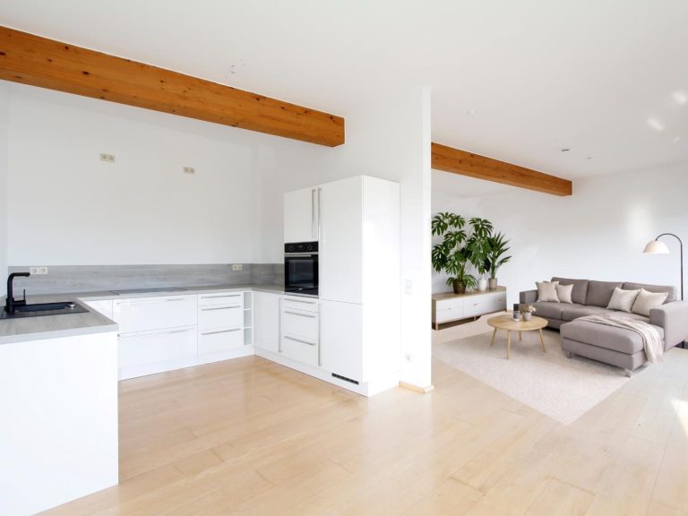Wohnzimmer/Küche - rechter Teil möbliert über KI Wohnzimmer/Küche - rechter Teil möbliert über KI
