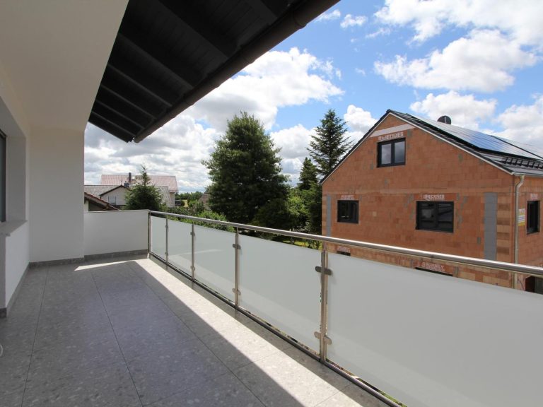 ...zum überdachten Balkon... ...zum überdachten Balkon...