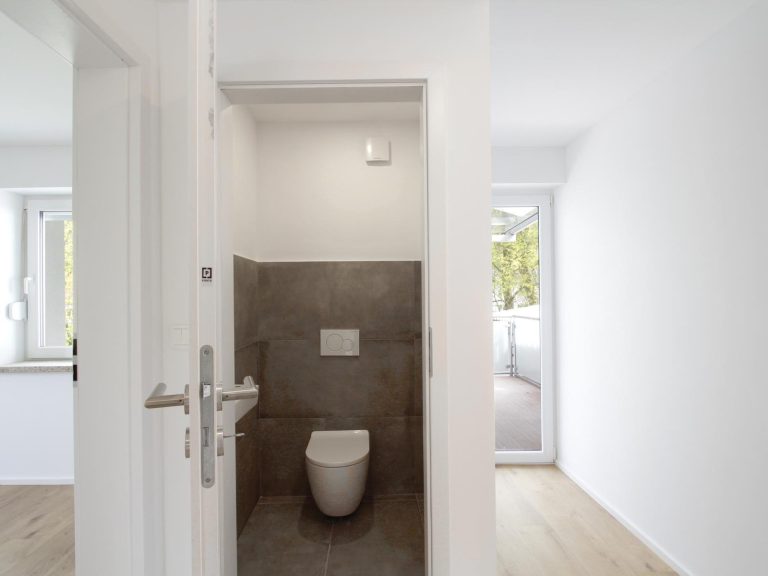 Gäste-WC und rechts... Gäste-WC und rechts...