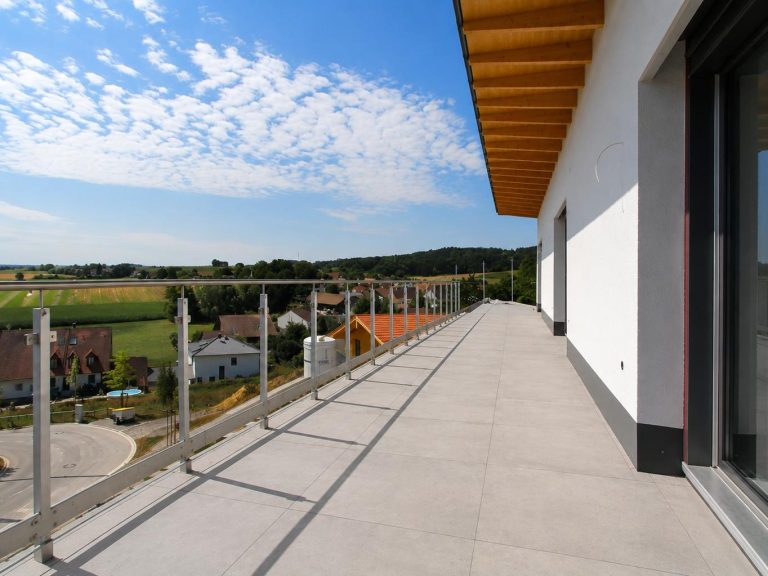 Terrasse 1 (Fliesen mit KI)... Terrasse 1 (Fliesen mit KI)...